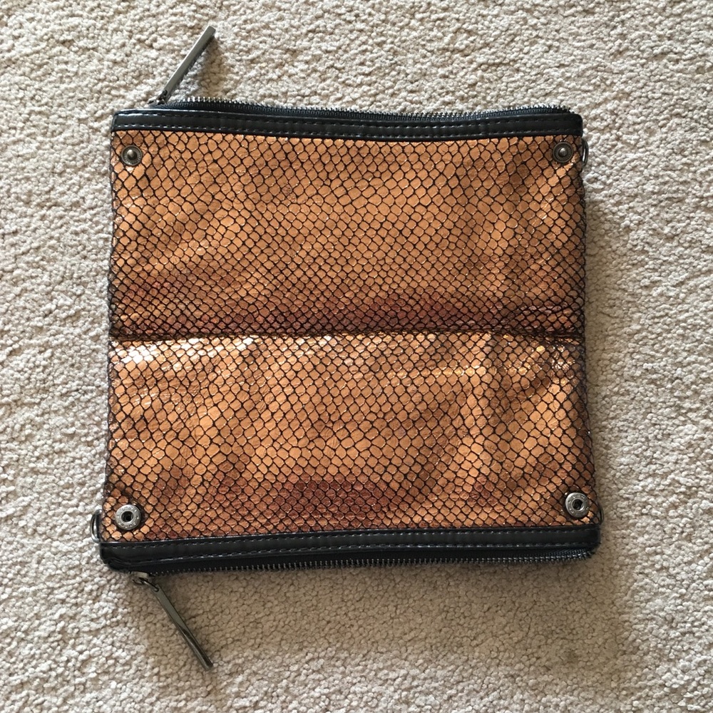 CLEARANCE!💋FINAL PRICE 🎉 BCBGENERATION wristlet - Picture 3 of 8